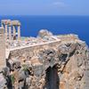 Руины древнего греческого храма с колоннами на скале над морем. Линдос, Родос