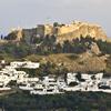 Традиционная греческая деревня Линдос и его акрополь на острова Родос, Греция